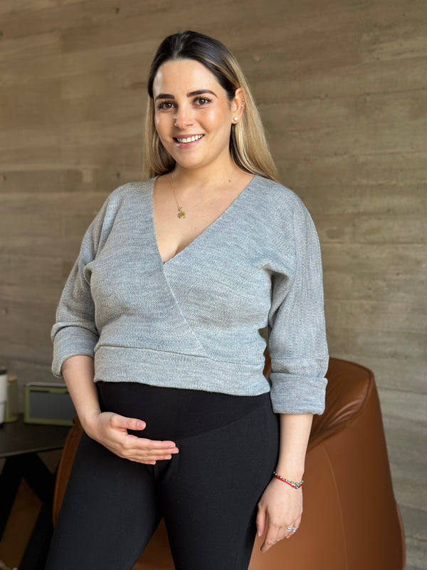 Suéter cruzado de maternidad y lactancia •Gris jaspe• Crop top