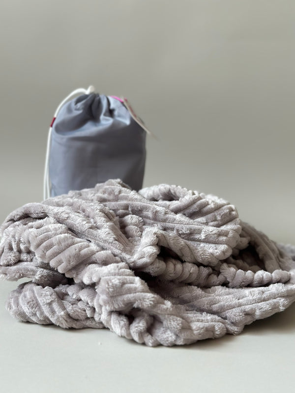 Cobija polar manos libres •Colmena Gris Perla•