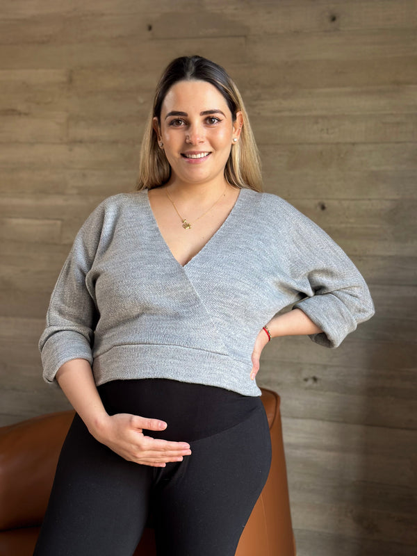 Suéter cruzado de maternidad y lactancia  •Gris jaspe• Crop top