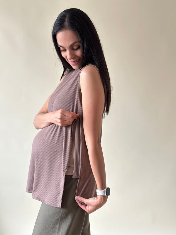 Blusa de maternidad y lactancia acanalada •Café•